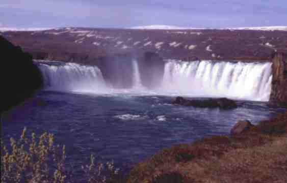 Godafoss1.jpg (10464 bytes)