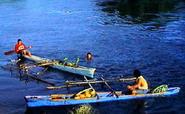kosrcanoe.jpg (26769 bytes)
